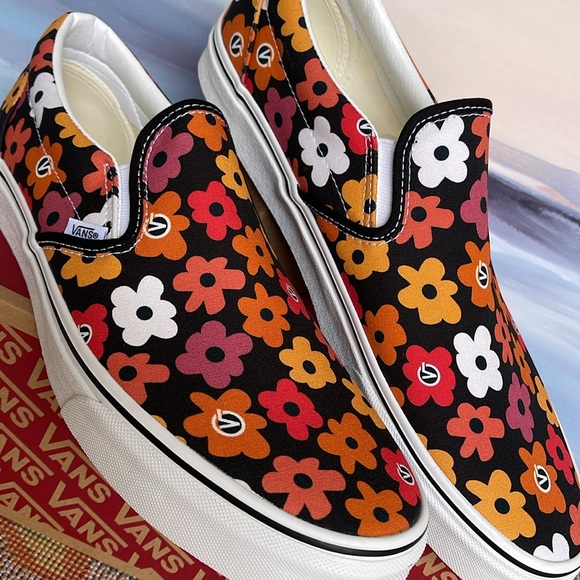 Vans Men’s Classic Slip-On
Flower Print Black/Multi
VN0A3UT7BML
Sneakers - Picture 9 of 16